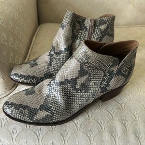 Lucky Brand snakeskin ankle boots size 7.5. Beige/grey. Nice shape.